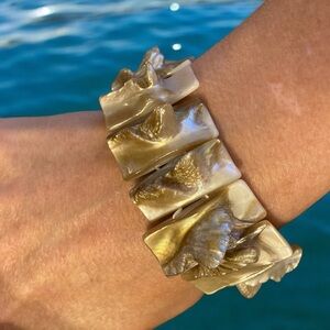 Gorgeous mother of Pearl stretch bracelet